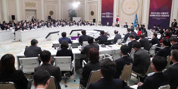 윤 대통령은 이날 업무보고에서 "국민의 입장에서 유익한 의견과 질문을 줄 것으로 생각된다"고 말했다. ⓒ 연합뉴스