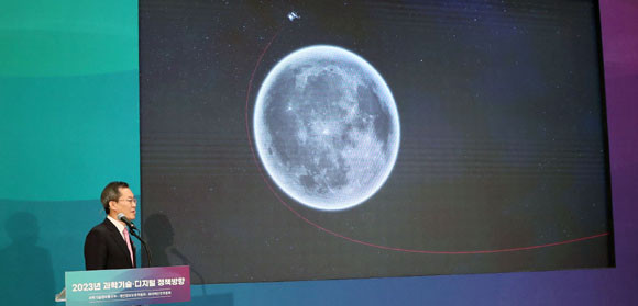 우리나라 최초의 달탐사선 '다누리'가 145일, 730만km의 항행을 거쳐 지난 27일 오후 6시에 성공적으로 달 궤도에 안착했다. ⓒ 연합뉴스
