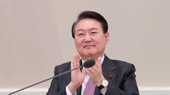 윤 대통령은 청와대 영빈관에서 열린 2023 과기정통부, 개인정보위, 원안위 업무보고에서 다누리호 달 궤도 진입 성공에 기뻐하며 박수를 치고 있다. ⓒ 연합뉴스