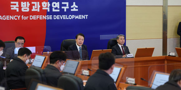 윤 대통령은 북한의 드론과 미사일을 포함한 비행물체의 감시·정찰 요격 시스템 및 공격용 미사일 등의 종합 상황을 점검하기 위해 국방과학연구소를 방문했다. ⓒ 대통령실