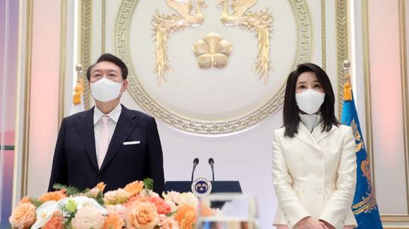 윤석열 대통령과 김건희 여사는 2일 청와대 영빈관에서 열린 '2023 신년인사회'에 참석했다. ⓒ 연합뉴스