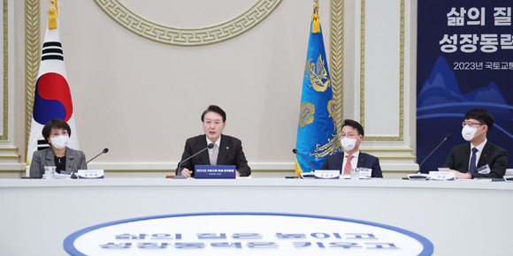 윤 대통령은 3일 오후 청와대 영빈관에서 국토교통부와 환경부의 연두 업무보고를 받았다. ⓒ 연합뉴스