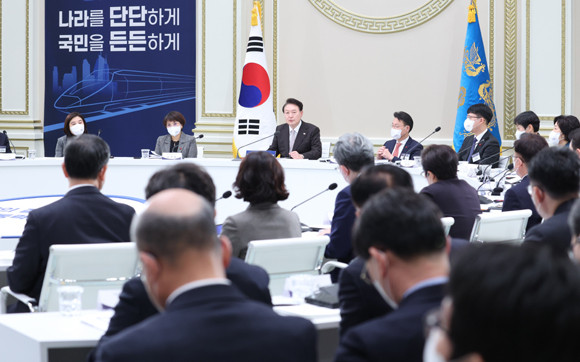 윤 대통령은 "환경부와 국토교통부가 산업부라는 생각을 갖고 우리 수출과 해외 수주에 적극 협력해 달라"고 당부했다. ⓒ 연합뉴스