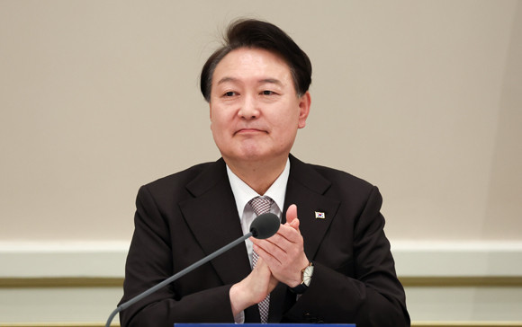 윤 대통령은 4일 청와대 영빈관에서 '미래로 세계로 뻗어나가는 스마트한 농식품·해양수산'을 주제로 2023 농식품부와 해수부 장관의 정책 방향 받았다. ⓒ 연합뉴스
