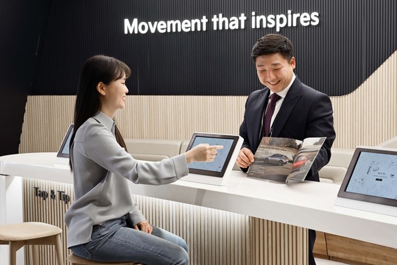 기아 직영 영업점에서 오토컨설턴트가 고객과 상담하는 모습. ⓒ 기아