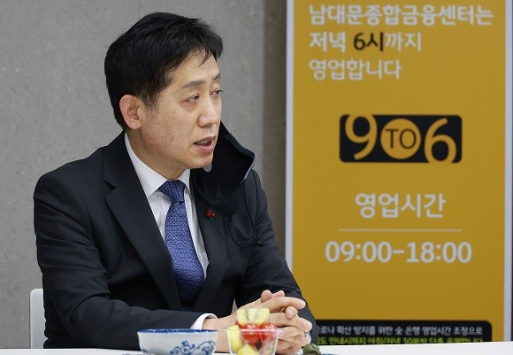 김주현 금융위원장이 탄력점포인 남대문종합금융센터에서 애로사항을 청취하고 있다. ⓒ 금융위원회