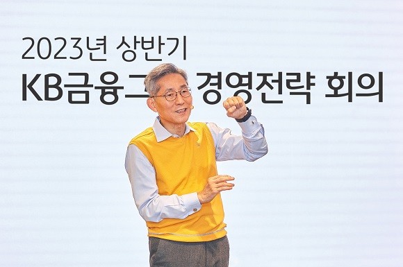 윤종규 KB금융그룹 회장이 경영진 대상으로 특강을 하고 있다. ⓒ KB금융그룹