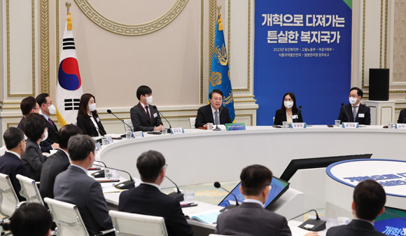 윤 대통령은 업무보고에서 "각 부처의 올해 업무 방향과 계획에 대해 들어보고, 또 전문가들과 이 자리에 오신 분들께서 좋은 의견도 개진해 달라"고 말했다. ⓒ 연합뉴스