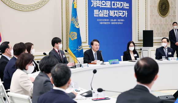 윤 대통령은 "우리 헌법에 인간의 존엄과 가치를 지킬 수 있도록 하는 것이 복지의 출발이라고 생각한다"고 했다. ⓒ 연합뉴스
