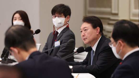 윤 대통령은 "복지 문제에 대해 정치 복지가 아닌 약자 복지라는 것을 강조해 왔지만 원래 이 복지라는 개념 자체가 정치적 아닌가"라며 "복지가 정치에 영향을 많이 미쳤지만 가장 중요한 것은 이 복지가 사회에서 가장 어려운 사람들을 찾아 최우선적으로 돕는 것"이라고 말했다. ⓒ 연합뉴스