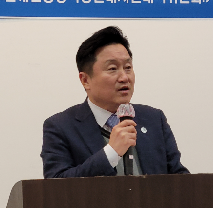 최인호 국회의원이 특별 초청 특강에서 국토부에 가덕신공항 조기 착공을 촉구하고 있다. = 서경수 기자