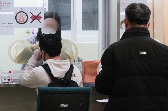중앙방역대책본부에 따르면 11일 코로나19 신규 확진자는 5만4343명이다. ⓒ 연합뉴스