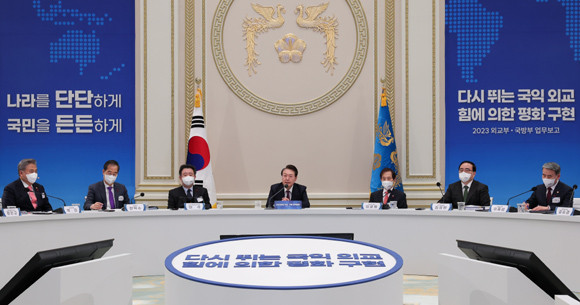 국방부 업무보고를 받은 윤 대통령은 "상대방에 의존하는 평화는 지속될 수 없는 가짜 평화"라고 했다. ⓒ 대통령실