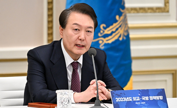 문 대통령은 외교부 업무보고를 받고 "외교가 국민들에게 멋지게 선보일 수 있도록 외교·국방 부처가 함께 노력해 달라"고 당부했다. ⓒ 대통령실