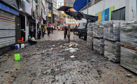15일 오전 8시 32분 부산 중구 남포동의 한 공사 현장서 벽돌 더미가 떨어져 1명이 숨지고 2명이 다치는 사고가 일어났다. Ⓒ 부산소방재난본부 제공