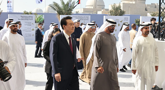 윤 대통령과 모하메드 UAE 대통령은 무탄소 청정 전력을 생산해 UAE 내 지속 가능한 전력을 공급하는 바라카 원전 현장을 지난 16일(현지시간) 방문했다. ⓒ 연합뉴스