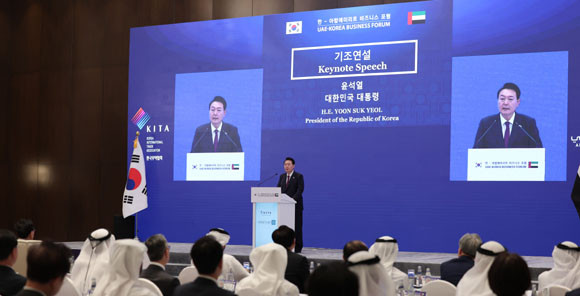 윤 대통령은 기조연설을 통해 UAE가 한국에 300억불 투자를 발표한 점을 언급하며, UAE의 투자와 한국의 첨단산업 역량이 시너지를 이뤄 세계시장에서 많은 성괄를 창출하길 기대했다. ⓒ 연합뉴스