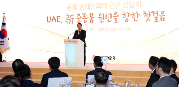 윤 대통령은 "1970년 제1차 오일쇼크로 세계 경제가 침체됐을 때 우리는 중동 진출로 그 위기를 돌파했다"며 "지금 복합 위기도 이곳 중동에서 그 돌파구를 찾을 수 있다"고 말했다 ⓒ 연합뉴스