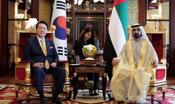 윤 대통령은 UAE와 두바이가 '미래 50년 프로젝트' 비전을 이행해 나가는 데 있어 한국이 가장 믿을 수 있는 '라피크'가 될 것으로 확신한다"고 말했다. ⓒ 연합뉴스