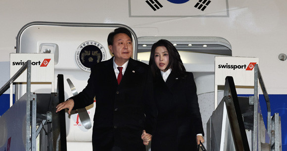 지난 17일 오후 UAE 일정을 마친 윤 대통령이 같은날 저녁 두 번째 일정을 위해 스위스 취리히에 도착했다. ⓒ 연합뉴스