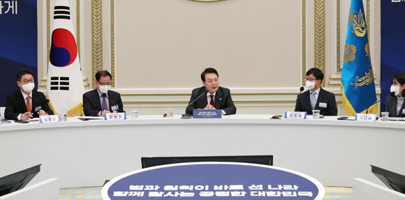 법무부·공정위·법제처의 업무보고에는 국민들의 의견과 제안을 청취하기 위해 성범죄·마약범죄·불법집단 행동 등 범죄와 불공정 행위에 대한 예방과 대응 관련 전문가 및 유관기관에서도 참석했다. ⓒ 연합뉴스