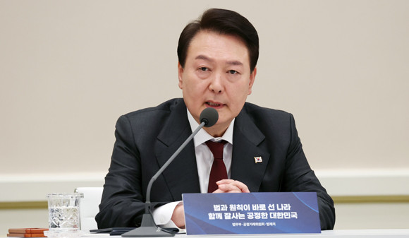 윤 대통령은 26일 청와대 영빈관에서 법무부, 공정거래위원회, 법제처의 2023년 정책 방향을 보고 받았다. ⓒ 연합뉴스