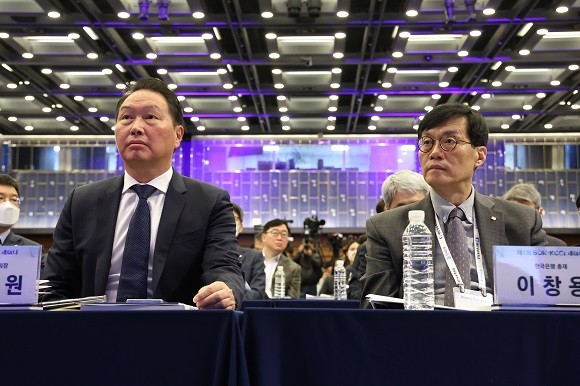 공동세미나에 참석한 최태원 대한상의 회장과 이창용 한은 총재. ⓒ 엽합뉴스