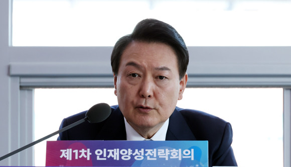 이날 회의에서 국가균형발전위원장은 '지방인재 양성과 정주 체계 구축을 통한 국가균형발전 실현방안'을 제안했다. ⓒ 연합뉴스