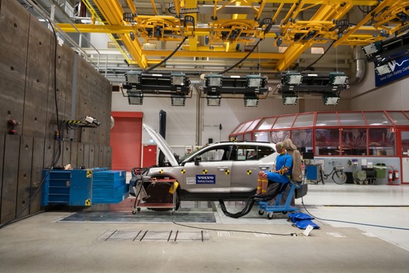 독보적인 볼보자동차의 안전성은 극단적인 교통사고 상황으로부터 가장 효율적으로 생명을 구할 수 있도록 돕기 위해 진행하고 있는 엄격한 자체 충돌테스트에서 출발한다. ⓒ 볼보자동차코리아