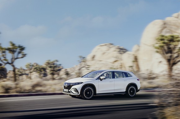 더 뉴 EQS SUV 주행 모습. ⓒ 메르세데스-벤츠 코리아