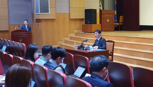 이복현 금융감독원장이 6일 금감원 업무계획 기자간담회에서 질의에 답변하고 있다. = 장민태 기자