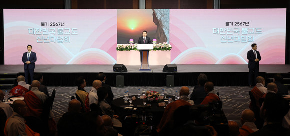 윤 대통령은 축사를 통해 우리 사회의 따뜻한 등불이 돼준 불교계에 감사를 표하고, 이어서 행사를 기념해 준비된 6m길이의 떡케이크 커팅식에도 참여했다. ⓒ 연합뉴스