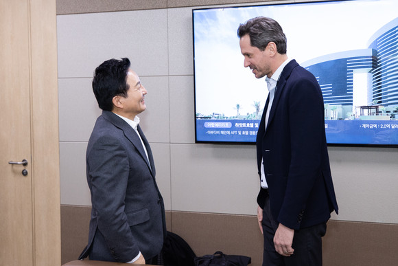모셔널의 칼 이아그넴마 CEO(오른쪽)가 원희룡 국토부 장관과 만나 미래 모빌리티 비전에 대해 의견을 나눴다. ⓒ 현대자동차그룹