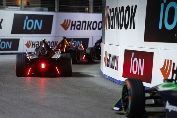 '2023 CORE DIRIYAH E-PRIX'에서 아이온(iON)을 장착하고 레이싱을 펼치는 포뮬러 E GEN3. ⓒ 한국타이어