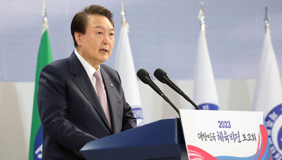 윤 대통령은 스포츠 산업을 국가성장동력으로 집중 육성하겠다고 강조했다. ⓒ 연합뉴스
