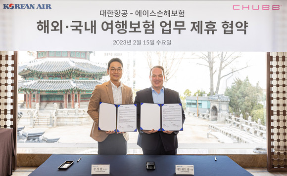 장성현 대한항공 마케팅/IT부문 부사장(왼쪽)과 에드워드 콥 에이스손해보험 사장(오른쪽)이 기념 촬영하는 모습. ⓒ 대한항공