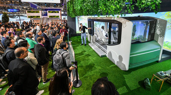 지난 CES 2023에서 관람객들이 현대모비스의 유망 특허 기술들이 탑재된 미래형 콘셉트카 엠비전 시리즈를 체험하고 있는 모습. ⓒ 현대모비스