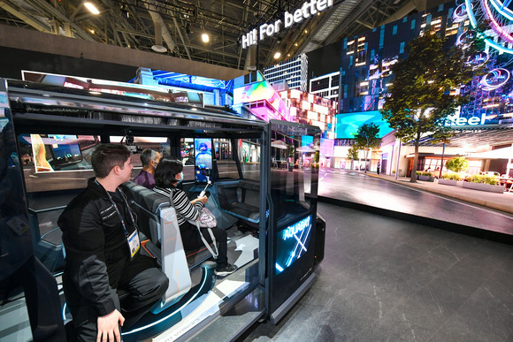 지난 CES 2023에서 관람객들이 현대모비스의 유망 특허 기술들이 탑재된 미래형 콘셉트카 엠비전 시리즈를 체험하고 있는 모습. ⓒ 현대모비스