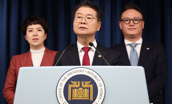 이정식 고용노동부 장관이 윤 대통령에게 보고한 노조 회계 투명성 강화 관련에 대해 20일 용산 대통령실 브리핑룸에서 전하고 있다. ⓒ 연합뉴스