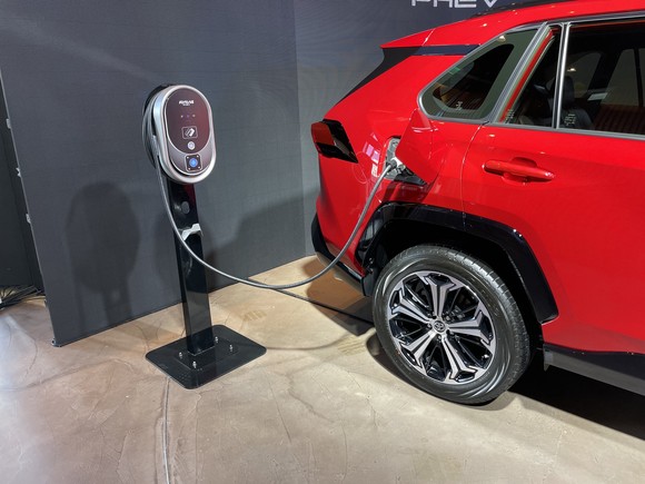 RAV4 플러그인 하이브리드가 충전하고 있는 모습. = 노병우 기자