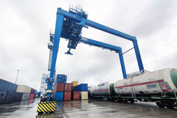 폴란드 마와슈비츠(Małaszewicze)에서 철송으로 운송된 화물을 하역하고 있는 모습. ⓒ CJ대한통운