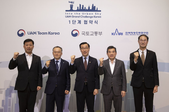 왼쪽부터 현대건설 기술연구원 박영준 상무, 이상률 항공우주연구원장, 어명소 국토교통부 2차관, 현대차 AAM본부 신재원 사장, KT 경영기획부문 박종욱 사장. ⓒ 현대자동차