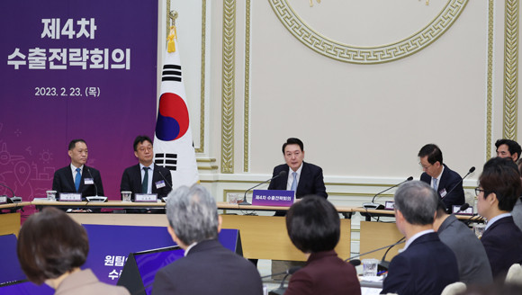 윤 대통령은 회의를 마치면서 각 부처가 보고한 수출 전략을 충실히 이행해 당면한 복합 경제위기를 극복하는 돌파구를 마련할 수 있도록 모든 역량을 모아줄 것을 강력히 당부했다. ⓒ 연합뉴스