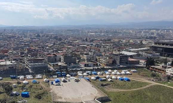 튀르키예-시리아 대지진으로 인해 집과 건물이 붕괴돼 갈곳을 잃은 이재민들이 넓은 공터에서 천막을 치고 힘든 나날을 이어가고 있다. ⓒ그린닥터스