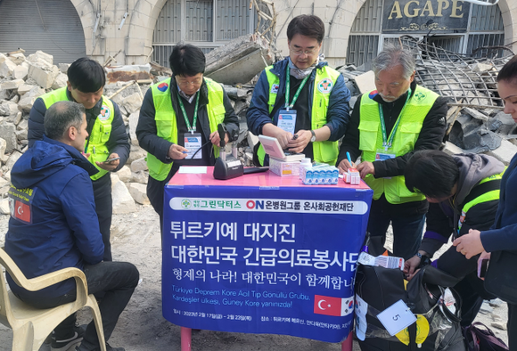 그린닥터스-온병원그룹 긴급의료봉사단이 진료하는 모습. ⓒ그린닥터스