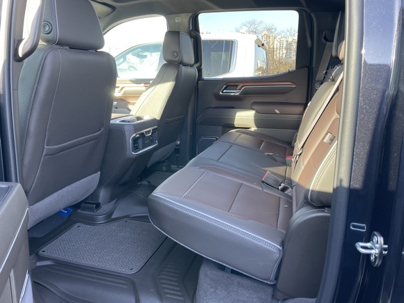 2열 레그룸 크기(1102㎜)는 1열 레그룸에 준하는 정도의 공간을 제공한다. = 노병우 기자