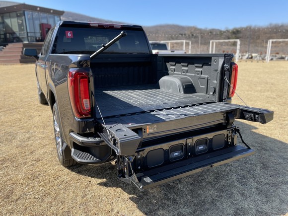 시에라의 적재함은 세계 최초로 GM이 독점해 제공하는 기술인 6펑션 멀티 프로 테일게이트(Six-Function MultiPro Tailgate)가 적용됐다. = 노병우 기자