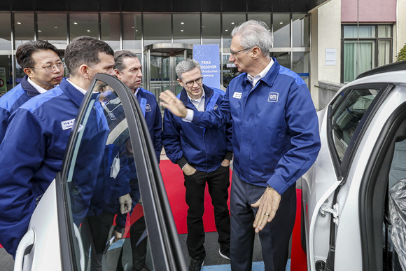 로베르토 렘펠 GM 한국사업장 사장이 기념식에서 쉐보레 트랙스의 초기 양산 모델을 점검하고 있다. ⓒ 한국GM