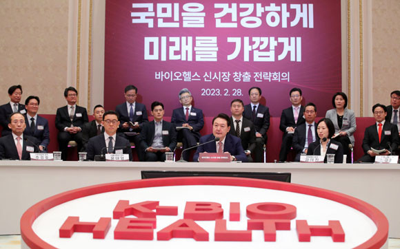 윤 대통령은 "국가의 미래 먹거리와 성장동력을 찾아 선제적으로 지원하는 것은 정부의 중요한 역할이다"며 "범정부 거버넌스를 구축해 민관 협력체계가 원활히 이뤄지도록 지원해야 한다"고 강조했다. ⓒ 연합뉴스
