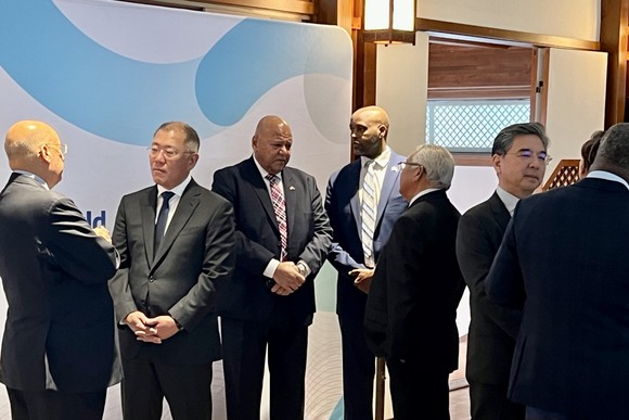 정의선 현대차그룹 회장(왼쪽 두 번째)이 로날드 샌더스(Ronald SANDERS) 앤티가다부다 대사(왼쪽 첫 번째)와 부산엑스포 유치 관련 의견을 나누고 있다. ⓒ 현대자동차그룹